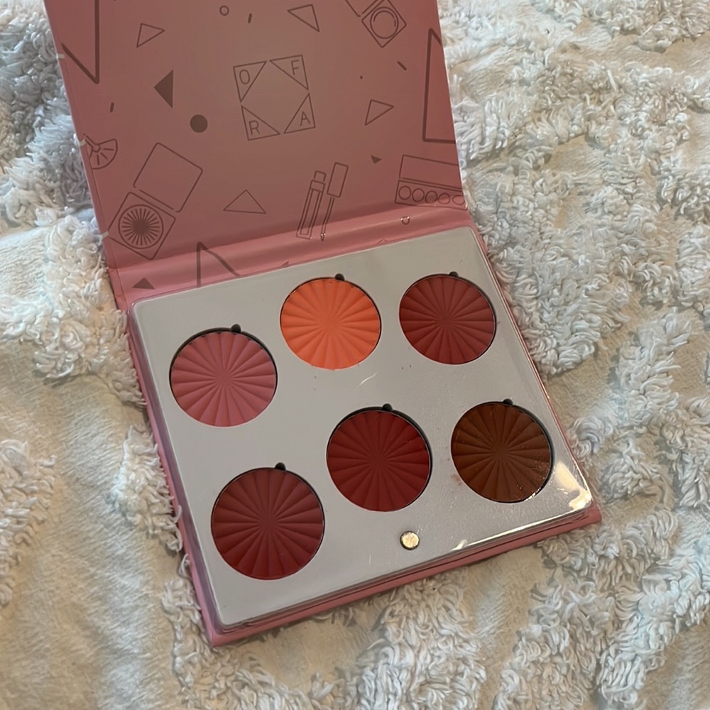 Blush - Picture 2 of 3